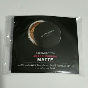 SET 2 MEDIUM DEEP MATTE FOUNDATION & KABUKI BRUSH